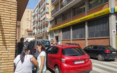 Cues de fins a dues hores a l'oficina de Correus de La Creu Alta | Pere Gallifa